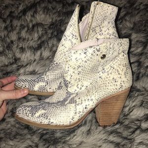 Vince Camuto REAL LEATHER snake ankle boots